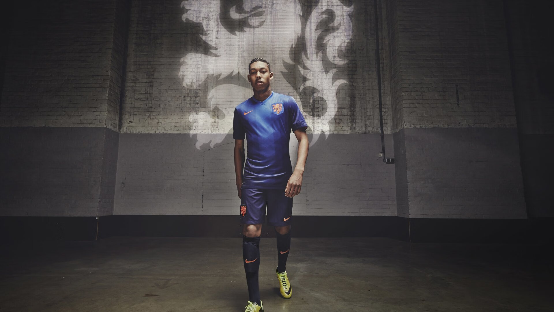 中立B该项目选手成绩稳定上升西班牙男队自由泳实力稳步提升，西班牙游泳健将